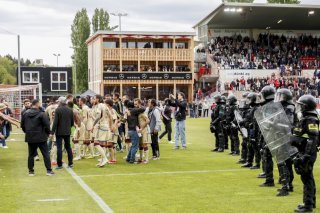 Le 28 avril 2024, le service de sécurité du stade de la Schützenwiese, à Winterthour (ZH), est intervenu face aux fans de Servette qui envahissaient le terrain à la fin du match de coupe suisse. Parmi eux, le prévenu est allé lancer un "pyro" en feu dans les gradins des fans locaux (archives). KEYSTONE/CHRISTIAN MERZ